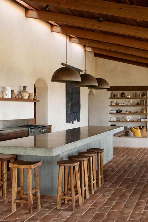 The Range Byron Bay, between Australian lifestyle and Spanish-inspired finca Pueblo Interior Design, Pueblo Revival, Interior Design Minimalist, Mexico House, Countertop Surfaces, Southwest Design, Vogue Australia, Kitchen Inspo, Style At Home