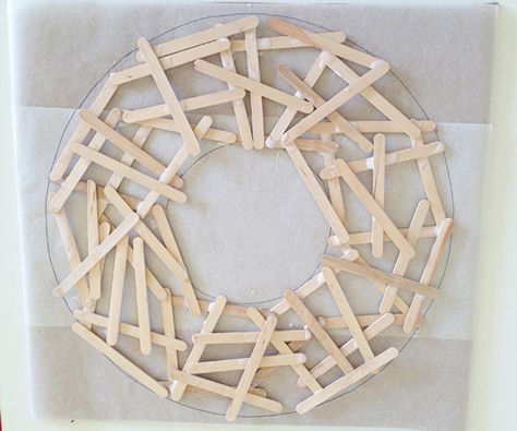 Popstick Craft, Art Festival Ideas, Pop Stick Craft, Christmas Craft Activities, Chanukah Crafts, Homemade Christmas Wreaths, Stick Wreath, Welcome Home Party, Popsicle Stick Crafts House