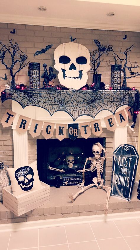 Diy Halloween Dekoration, Halloween Fireplace, Halloween Decor Diy, Halloween Mantle, Casa Halloween, Halloween Mantel, Halloween Memes, Diy Halloween Decor, Adornos Halloween