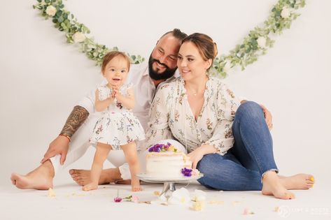 Cake Photoshoot, Cake Smash Pictures, Baby Birthday Photoshoot, Smash Cake Girl, Baby Cake Smash, 1st Birthday Pictures, 1st Birthday Photoshoot, 1st Birthday Cake Smash, Family Photoshoot Outfits