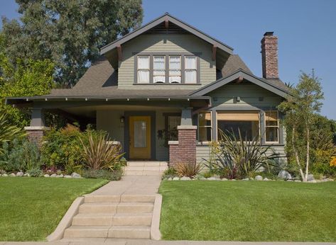 Amenities That Will Attract Tenants to Your Property Craftsman House Colors, Green House Color, Craftsman Home Exterior, Homescreen Wallpaper Ideas, Exterior House Remodel, Craftsman Homes, Craftsman Exterior, Pintura Exterior, Craftsman Bungalow