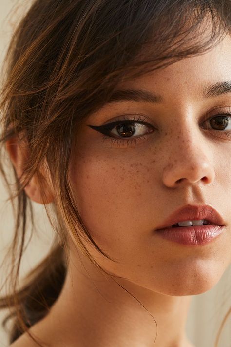 Jenna Ortega Women of the year harper's bazaar Celebrity Faces, Extraordinary Women, Actrices Hollywood, Female Actresses, Celebrity Makeup, Foo Fighters, Jenna Ortega, Beauty Favorites, Belleza Natural