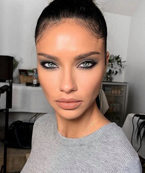 7 Celeb-Approved Ways to Reinvent The Classic Hollywood Glam Makeup Look - Page 5 of 7 - VIVA GLAM MAGAZINE™ Trucco Glam, Grey Eyeshadow, Glam Makeup Look, I'm With The Band, Hollywood Glam, Makeup Forever, Makeup Goals, Natural Makeup Looks, Adriana Lima