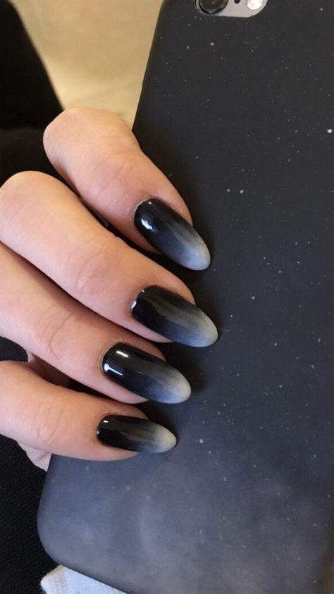 Gray Black Ombre Nails, Black And Grey Ombre Nails, Dark Ombre Nails, Black Gradient Nails, Smoky Nails, Umbre Nails, Ombre Nail Diy, Nails Grey, Black Ombre Nails