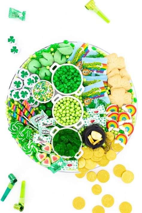 Hot Chocolate Desserts, St Patrick Day Snacks, Candy Charcuterie, St Patrick Day Treats, Candy Board, St Patricks Day Food, Charcuterie Inspiration, Snack Board, Green Candy