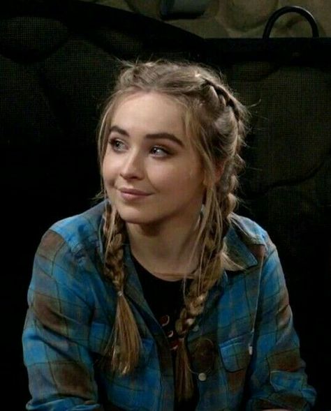 Sabrina Carpenter Style, Sabrina Carpenter Outfits, 50s Hairstyles, Cool Braid Hairstyles, Body Picture, Girl Meets World, Square Faces, Celebrity Hairstyles, Disney Channel