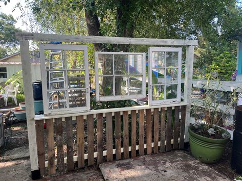 Privacy screen on side patio using old windows and pallets. Old Window Screens, Diy Gate, Old Window Projects, Side Patio, Diy Privacy Screen, Repurposed Windows, Natural Fence, Hot Tub Backyard, Patio Projects