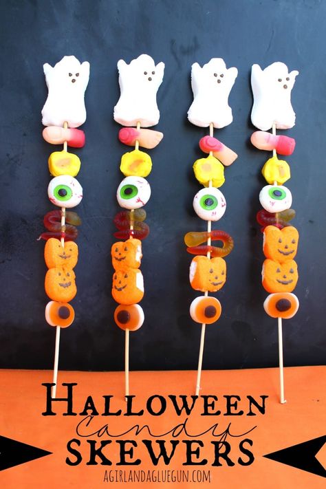 halloween candy skewers-fun treat! a girl and a glue gun #candy #halloweentreat Candy Skewers, Food On A Stick, Halloween Candy Apples, Treat Containers, Candy Kabobs, Hallowen Ideas, Halloween Crafts For Toddlers, Halloween Food Treats, On A Stick