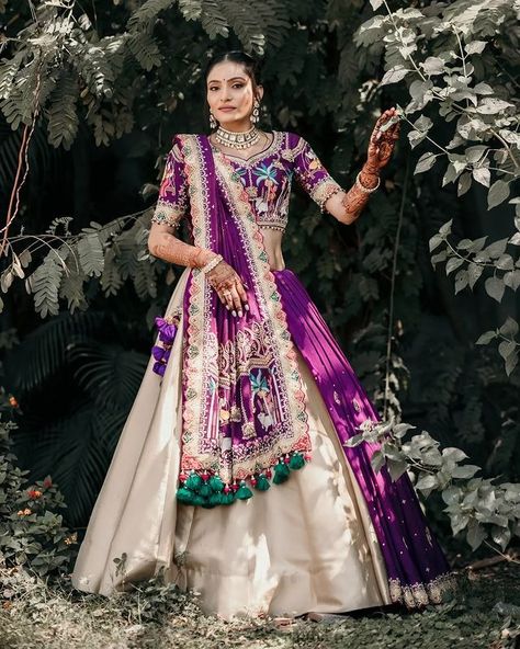 Marriage Garba Chaniya Choli, Hand Work Lengha Design, Traditional Chaniya Choli For Wedding, Bandhani Choli Designs, Dandiya Night Outfits For Wedding, Mandap Muhurat Outfit For Bride Gujarati, Designer Chaniya Choli Blouse Patterns, Lenga Design Latest, Kanku Pagla Outfit