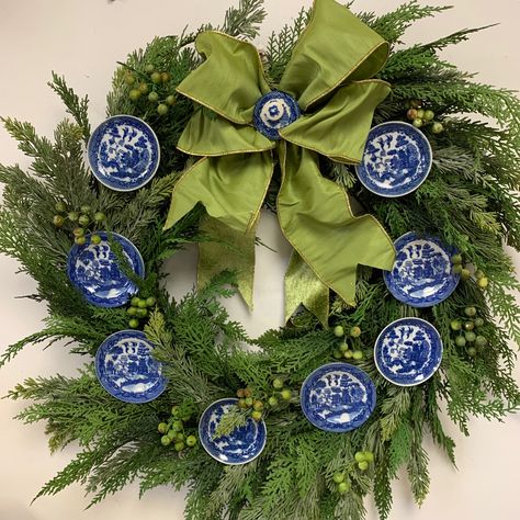 Blue Willow Plate Wreath, Blue And White Plate Wall Display, Blue And White Wall Plates, Chinoiserie Christmas Decor, Blue Willow Dishes Place Settings, Plate Wreaths, Blue And White Plates For Wall Hanging, Blue Willow Decor, Plate Wreath