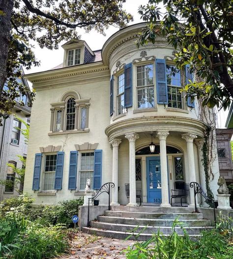 1901 Georgian Revival in Old Louisville, Kentucky 📸 cincinnati_revealed Regency Era House Exterior, Georgian Colonial House Exterior, Georgian House, Georgian Colonial House, Victorian Second Empire House, Louisiana Victorian Homes, Georgian Revival Homes, American Gothic Revival Architecture, Old Louisville Kentucky