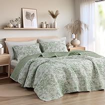 Sage Green Bed Ideas, Nature Themed Home Decor, Sage Green Bedding Bedroom, Sage Green And Cream Bedroom, Green Floral Bedding, Green And Cream Bedroom, White Bed Cover, White Bed Covers, Green Quilts