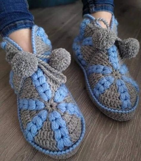 PATRÓN GRATIS Zapatillas de Flores Africanas a Crochet - Crochetisimo Crocheted Slippers, Crochet Slippers Free Pattern, Crochet Cape, Crochet Slipper Pattern, Free Crochet Bag, Small Crochet, Crochet Booties, Crochet Socks, Custom Crochet