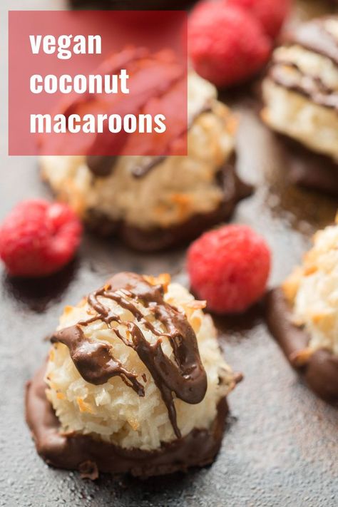 Made with sweet shredded coconut and coconut cream, baked to toasty perfection, and dipped in rich dark chocolate, these decadent vegan macaroons are a coconut-lover's dream come true! These delicious cookies are perfect for the holidays and hard to resist. Vegan Macaroons, Healthy Vegan Cookies, Vegan Pies Recipes, Gluten Free Fudge, Vegan Cookies Recipes, Vegan Candies, Vegan Chocolate Chip Cookies, Vegan Coconut, Healthy Cookie Recipes