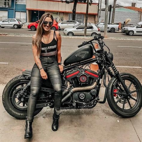 Womens Biker Outfits, Motocykle Harley Davidson, Motor Balap, Chicks On Bikes, Motorbike Girl, Biker Lifestyle, Biker Outfit, Bobber Motorcycle, Lady Riders