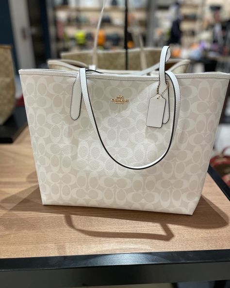 Coach Big Bags, Coach Bag Big, Big Coach Bag, White Coach Bag, Pretty Tote Bags, Coach Tote Bag, Handbags For School, Luxury Bags Collection, Aesthetic Bags