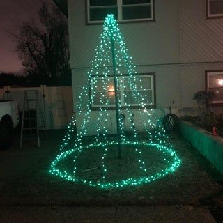 Christmas Light Tree, Neighborhood Houses, Christmas Lights Tree, Christmas Tree Outside, Outdoor Christmas Tree Decorations, Outdoor Christmas Diy, Homemade Christmas Tree, Light Tree, Diy Christmas Lights