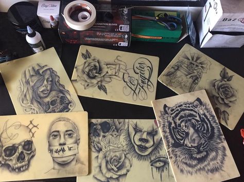 Tattoo Artist Work Station, Tattoo Set Up, Tattooist Aesthetic, Tattoo Portfolio Apprentice, Tattoo Artists Aesthetic, Tattoo Artist Portfolio, Tattoo Artist Aesthetic, Tattoo At Home, Tattoo Artist Tips