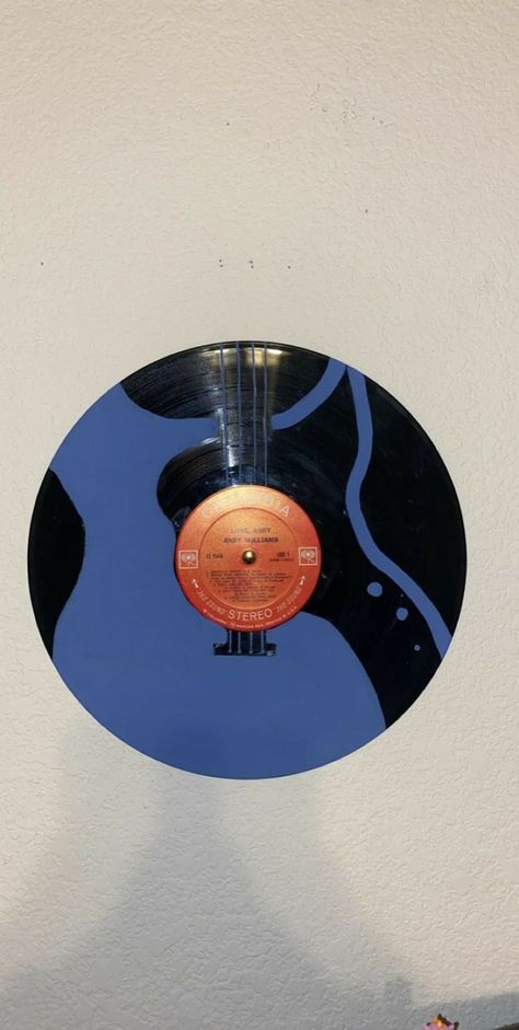 Records Painting, Record Painting Ideas Easy, Painted Records Vinyl, Vinyl Record Painting Ideas, Hand Painted Guitar, Record Painting Ideas, Painted Vinyl Record, Vinyl Record Painting, Painted Guitar