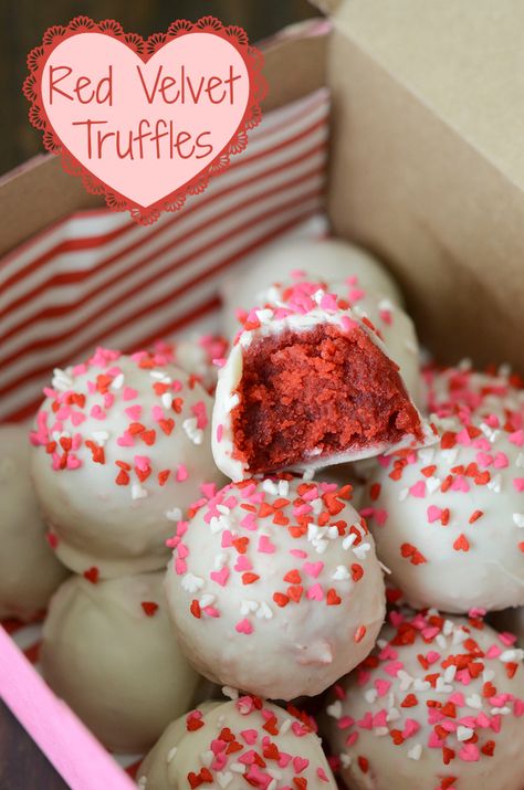 Red Velvet Truffles | www.thenovicechefblog.com Red Velvet Truffles, Dessert Light, Valentines Snacks, Cake Ball, Valentines Baking, Valentine Desserts, Valentines Day Desserts, Valentines Day Food, Valentines Day Cookies