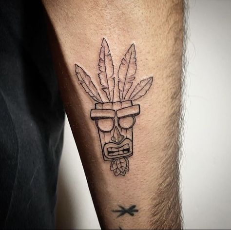 Crash Bandicoot Tiki Mask, Crash Bandicoot Mask Tattoo, Small Tiki Tattoo, Crash Bandicoot Tattoo Design, Tiki Mask Tattoo, Aku Aku Tattoo, Crash Bandicoot Tattoo, Trippy Tattoo Ideas, Deer Tattoo Designs