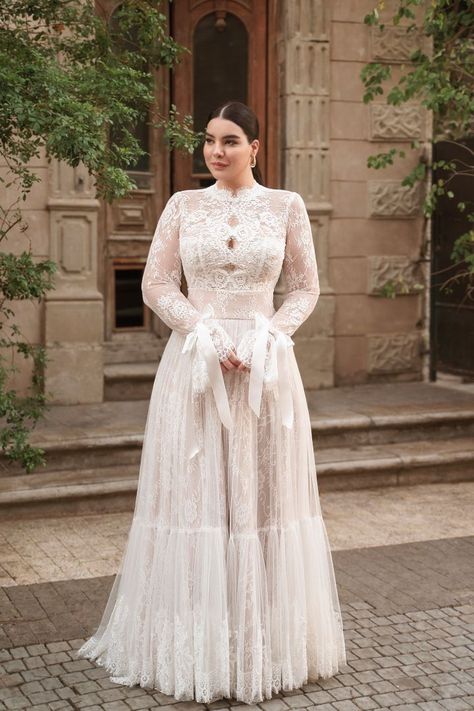 Best Gown For Plus Size, Vintage Wedding Dress Curvy, Simple Bride Dress Plus Size, Plus Size Gown With Sleeves, Long Sleeve Wedding Dress Plus Size Vintage, Plus Size Lace Wedding Dress Vintage, Court House Wedding Dress Plus Size, Elegant Plus Size Dresses Wedding, Long Sleeve Wedding Dress For Plus Size