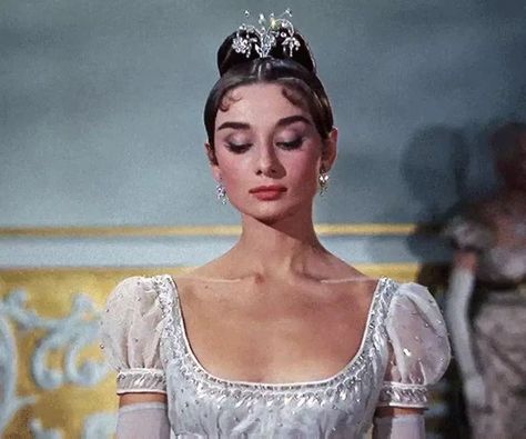 Audrey Hepburn Gif, Audrey Core, Pearls Aesthetic, Audrey Hepburn, Gif, Internet, Energy, Tumblr, Memes