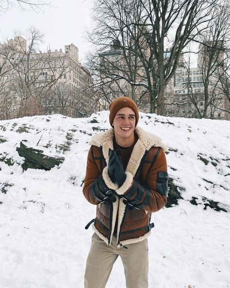 Snow Outfit Men, Winter Outfit Christmas, Outfit Christmas Party, Xavier Serrano, Snow Photoshoot, New York Outfits, New York Winter, Snow Pictures, Santa Outfit