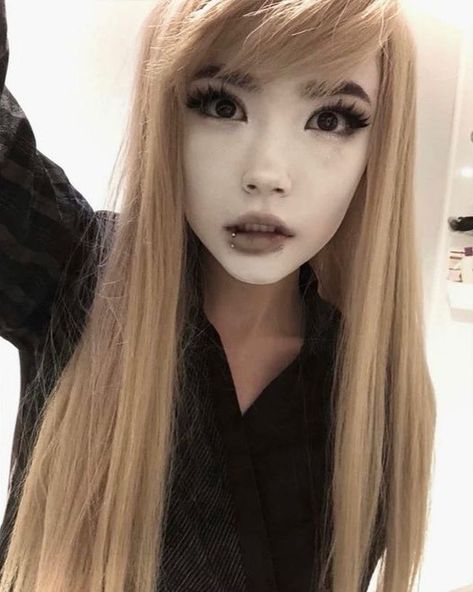 Doll Eye Makeup, Dyed Hair Inspiration, Alt Girls, Cool Makeup Looks, Unique Makeup, Emo Makeup, Grunge Style, Eyebrow Makeup, Cute Selfie Ideas