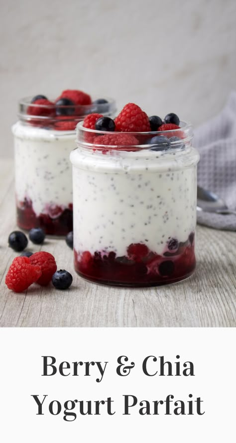 Healthy homemade yogurt parfaits are simple to make and a great meal prep idea! This Berry & Chia Yogurt Parfait is high-protein, low-carb and a great make-ahead breakfast. This recipe can be made with plain yogurt or Greek yogurt, strawberries, blueberries or raspberries. Yogurt Recipes Healthy, Packable Lunches, Chia Yogurt, Chia Parfait, Yogurt Parfait Recipe, Fitness Foods, Yogurt Granola, Greek Yogurt Parfait, Seed Recipes