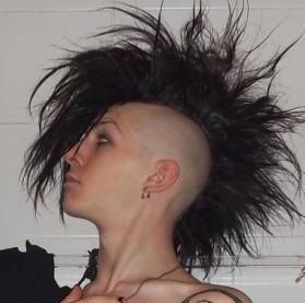 Deathhawk Girl Mohawk, Look Grunge, Mohawk Hairstyles, Punk Hair, Alternative Hair, Estilo Punk, Hair Reference, Grunge Hair, Undercut