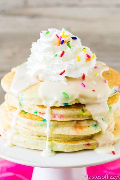 funfetti-pancakes-recipe Cake Batter Pancakes, Birthday Cake Pancakes, Funfetti Pancakes, Cake Mix Pancakes, Birthday Pancakes, Birthday Breakfast Party, Birthday Breakfast, Funfetti Cake, Pancakes Easy