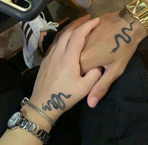 Montenegro Tattoo, Mains Couple, Infinity Tattoos For Couples, Unique Infinity Tattoo, Matching Bff Tattoos, Infinity Couple Tattoos, Promise Tattoo, Tattoos For Couples, Cute Matching Tattoos