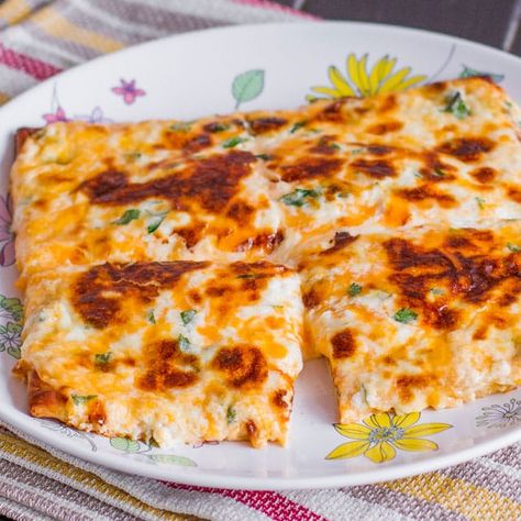 Cheesy Flat Breads – it’s cheesy, it’s gooey, it’s delicious, it’s your next snack. New Year's Eve Appetizers, Jo Cooks, Flat Breads, Flatbread Recipes, Flat Bread, Flatbread, Appetizer Snacks, I Love Food, Scones