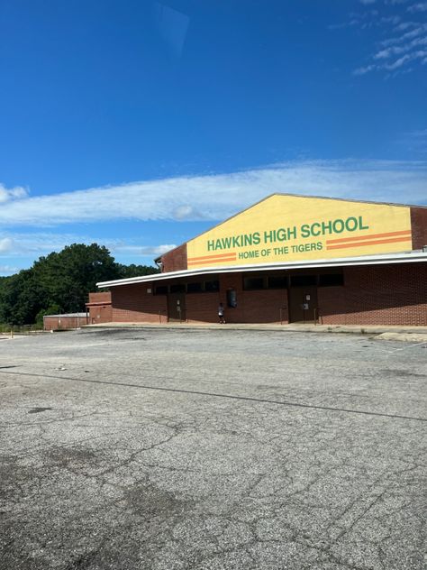 Hawkins Stranger Things Places, Stranger Things Hawkins High School, Hawkins High School Aesthetic, Stranger Things Places, Hawkins Visualization, Hawkins High School Stranger Things, Stranger Things School, Stranger Things Location, Stranger Things Dr