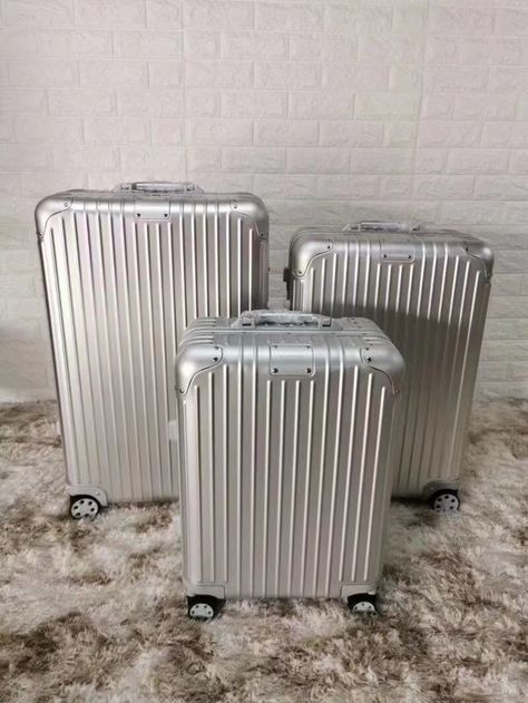 Pretty Luggage, Luxury Luggage Sets, Modeling Aesthetic, Luxury Suitcase, Big Suitcases, Rimowa Luggage, Pink Suitcase, Cute Suitcases, Airport Aesthetic