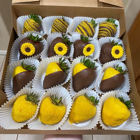 Sunflower Strawberries Chocolate, Yellow Chocolate Covered Strawberries, Sunflower Desserts, Yellow Desserts, Cake Pop Bouquet, Chocolate Covered Strawberry Recipe, Chocolate Covered Strawberries Bouquet, Cake Pop Decorating, Strawberry Gifts