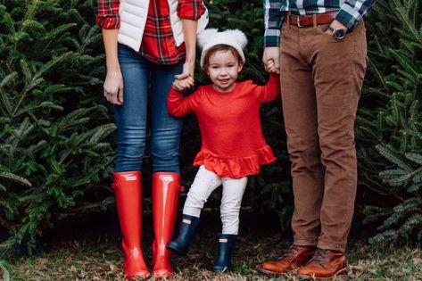 What to Wear for Family Christmas Tree Farm Photos - Straight A Style Christmas Tree Farm Photos, Winter Family Pictures, Hunter Boots Outfit, Hunter Outfit, Family Christmas Pictures, Timberland Style, Fashionable Snow Boots, Winter Family, Farm Photo