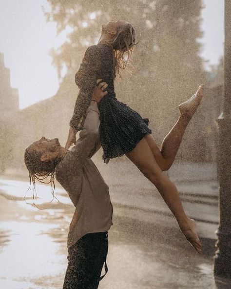 Couples Rain Photoshoot, Rainy Photoshoot, Playing In The Rain, Wedding Fotos, Rain Photo, Love Magazine, Couples Photo, Couple Dancing, Photo Couple