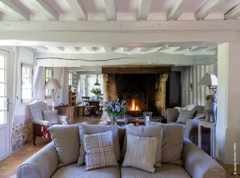 Un cottage à la déco cosy en Normandie - Maisons de Campagne Small Cottage Interiors, Small Cottage House Plans, Small Cottage Homes, Country Cottage Decor, Cottage Interior, Cottage Interiors, Small Cottage, Modern Cottage, Cottage House Plans