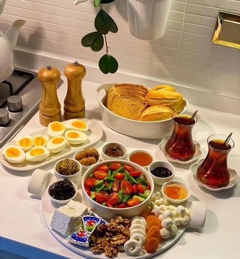 Breakfast Presentation, Hijab Makeup, Breakfast Platter, Healthy Lifestyle Food, Food Displays, Food Table, Buffet Food, Packaged Food, Breakfast Recipe