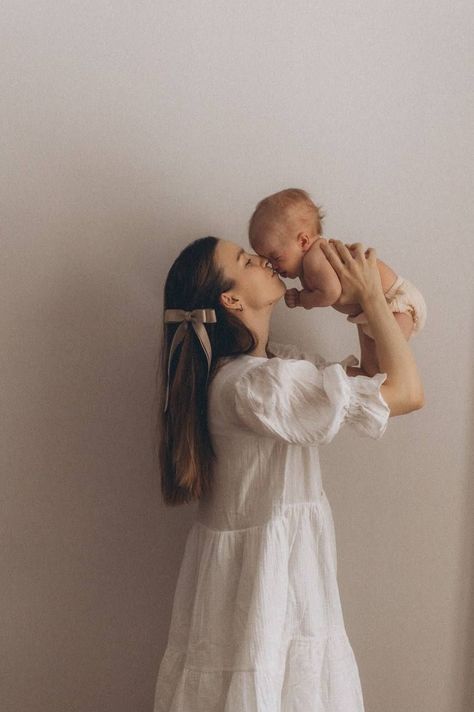 Newborn And Mum Photoshoot, Aesthetic Newborn Photoshoot, Mother Newborn Pictures, Newborn Mom Aesthetic, Mom And Newborn Aesthetic, Aesthetic Newborn Pictures, Newborn Photography Mom Outfit, Mommy And Me Newborn Pictures, Newborn Film Photography