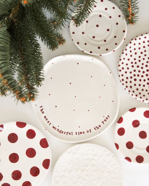 Christmas Pottery Plate Ideas, Pottery Christmas Plates, Easy Pottery Painting Ideas Christmas, Christmas Pottery Plates, Christmas Pottery Plate, Ceramic Pottery Painting Ideas Easy, Christmas Ceramic Plates, Ceramic Christmas Plates, Xmas Pottery Ideas