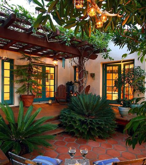 Spanish Backyard Landscaping, Spanish Colonial Homes Exterior, Bungalow Courtyard, Spanish Style Homes Exterior, Mexican Patio Ideas, Desert Patio, Spanish Style Backyard, Hacienda Style Homes Mexican, Spanish Style Patio