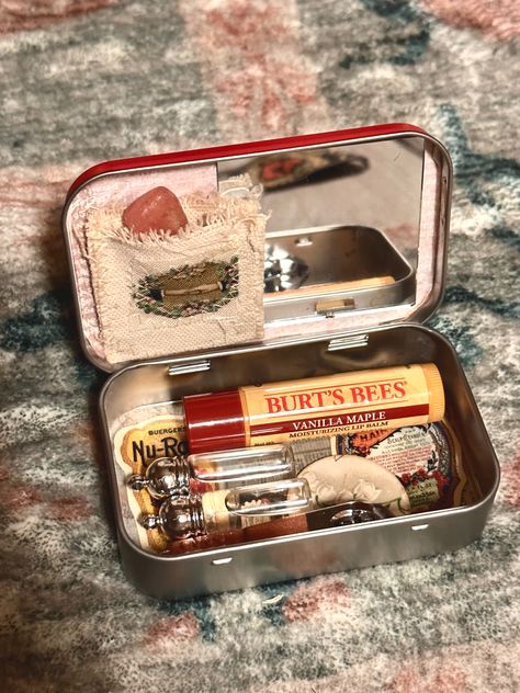 Decorated Altoid Tins, Decorated Tins, Altoids Wallets, Altoid Wallet, Tin Wallet, Wallet Inspiration, Queens University, Altoids Wallet, Mint Tin Crafts