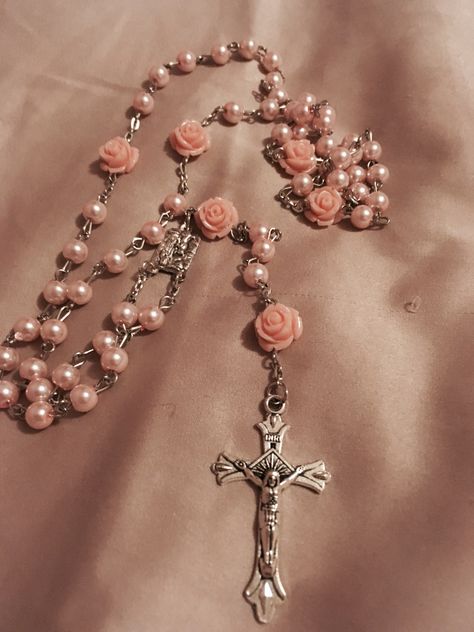 Rosary 🌹 Rosary Astetic, Cute Rosary Necklace, Rosary Wallpaper Aesthetic, Pink Rosary Aesthetic, Rosary Beads Aesthetic, Rosary Reference, Catholism Aesthetic, Rosaries Aesthetic, Rosary Coquette