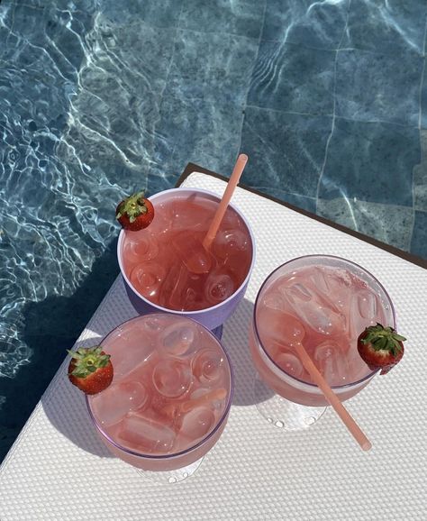 Syrups For Drinks, Drinks By The Pool, Holiday Drinks Alcohol, Drink Syrups, Strawberry Drinks, Pretty Drinks, Pink Drinks, Preppy Summer, Summer Feeling