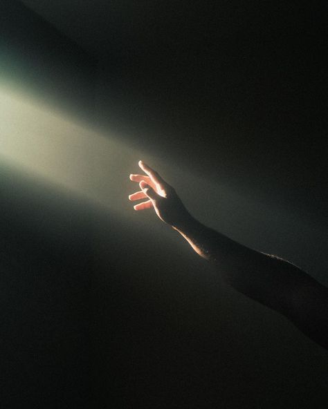 Hand Photography, Escape Reality, Music Clips, Foto Art, Cinematic Photography, Light Photography, Light And Shadow, Dark Art, Creative Photography