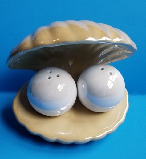 Oyster With Pearls Ceramic Salt And Pepper Shakers, Ceramic Salt And Pepper, Fun Furniture, Clay Things, House Items, Cute Kitchen, Ceramics Pottery Art, Salt Shaker, Ceramics Ideas Pottery