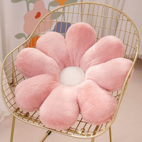 The flower shaped pillow cushion is made of super comfort rabbit plush fabric and filled with fiber cotton. Soft, skin-friendly, good resilience. Daisy Pillows, Star Fire, Plush Flower, Flower Cushion, Cute Cushions, Fire Flower, Flower Throw Pillows, Comfortable Pillows, Pillows Flowers